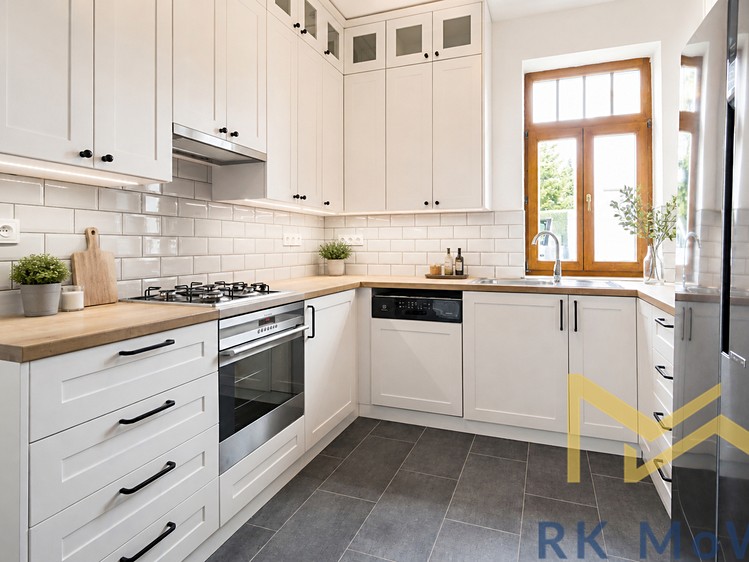 Pronájem rodinného domu 250 m², pozemek 606 m² - foto 2