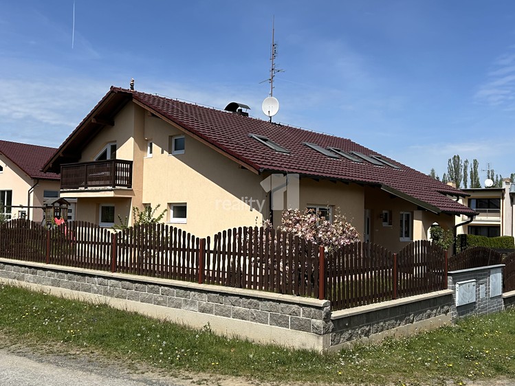 Pronájem rodinného domu 279 m², pozemek 970 m² - foto 1