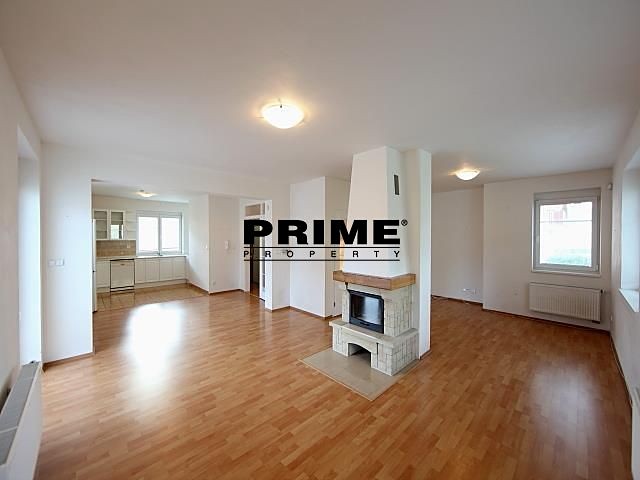 Pronájem rodinného domu 192 m², pozemek 702 m² - foto 2