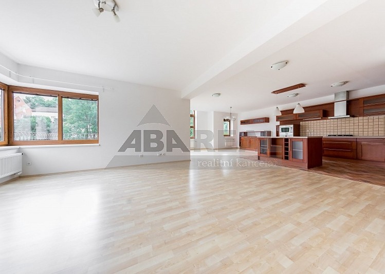 Pronájem rodinného domu 410 m², pozemek 1 036 m² - foto 2