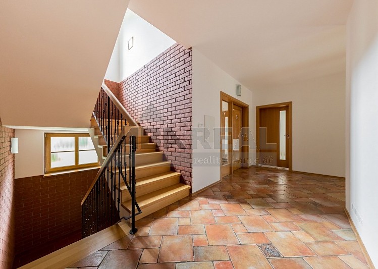 Pronájem rodinného domu 410 m², pozemek 1 036 m² - foto 3