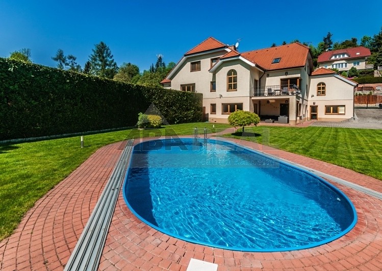 Pronájem rodinného domu 410 m², pozemek 1 036 m² - foto 1