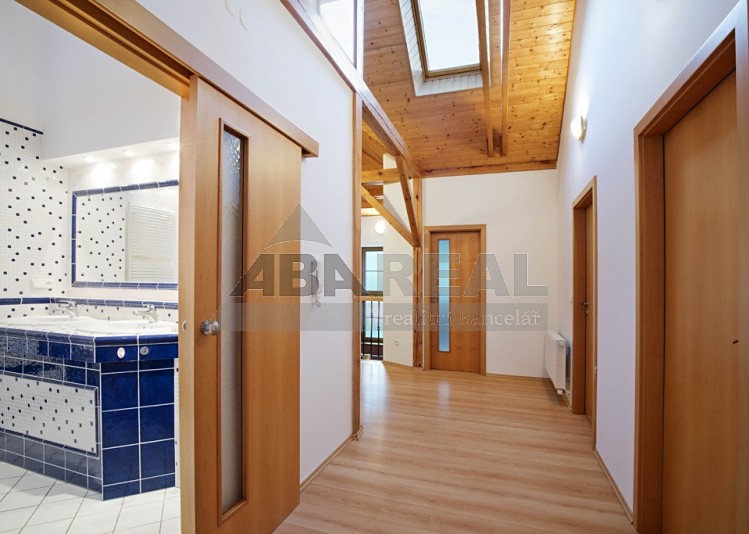 Pronájem rodinného domu 410 m², pozemek 1 036 m² - foto 8
