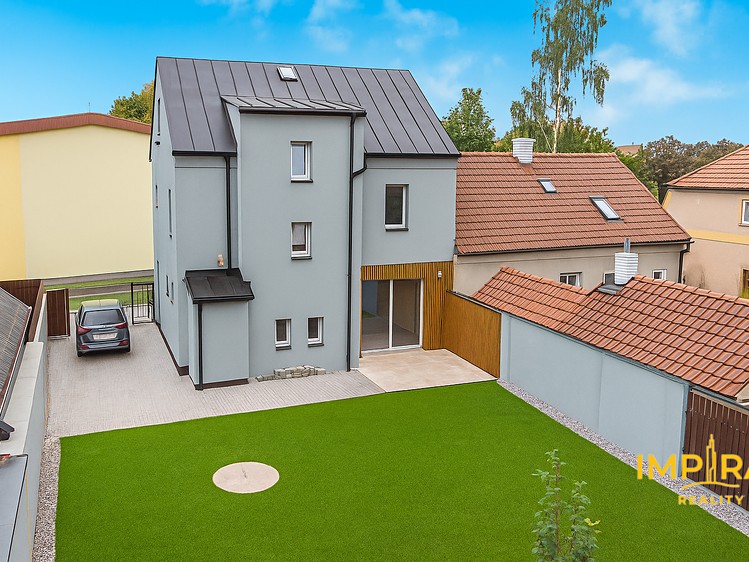 Pronájem rodinného domu 193 m², pozemek 352 m² - foto 1