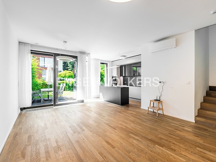 Pronájem rodinného domu 189 m², pozemek 186 m² - foto 1