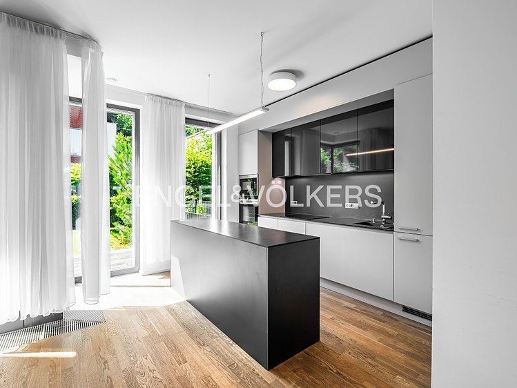Pronájem rodinného domu 189 m², pozemek 186 m² - foto 2