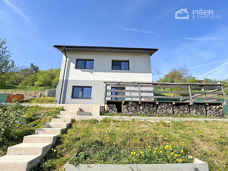 Pronájem rodinného domu 140 m², pozemek 596 m² - foto 1