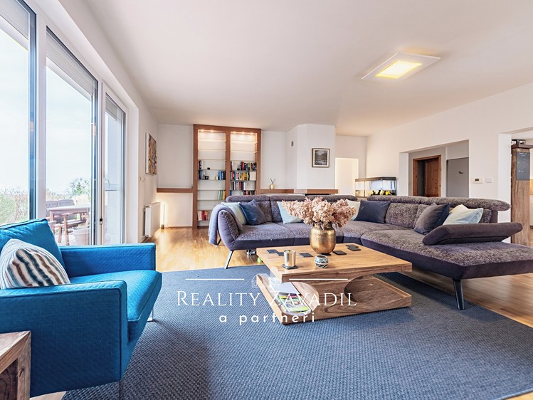 Pronájem rodinného domu 271 m², pozemek 1 382 m² - foto 1