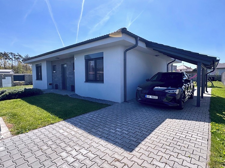 Pronájem rodinného domu 97 m², pozemek 741 m² - foto 1