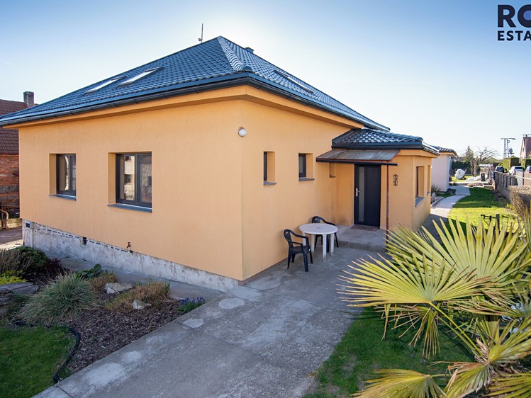 Pronájem rodinného domu 100 m², pozemek 1 000 m² - foto 1