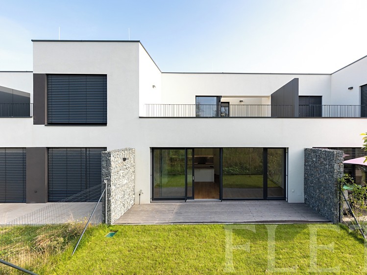 Pronájem rodinného domu 217 m², pozemek 108 m² - foto 1