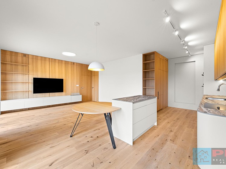 Pronájem rodinného domu 141 m², pozemek 259 m² - foto 1