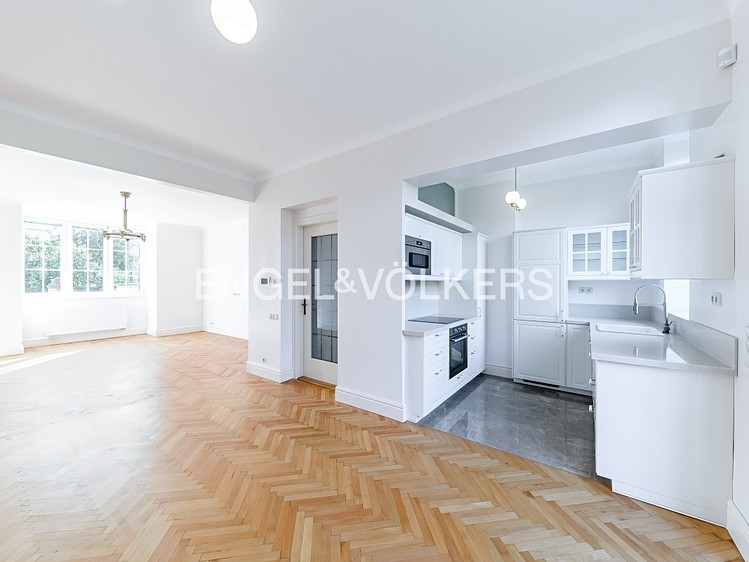 Pronájem rodinného domu 222 m², pozemek 387 m² - foto 1