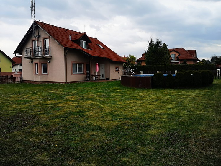 Pronájem rodinného domu 180 m², pozemek 950 m² - foto 1