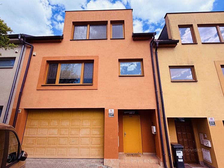 Pronájem rodinného domu 244 m², pozemek 212 m² - foto 1