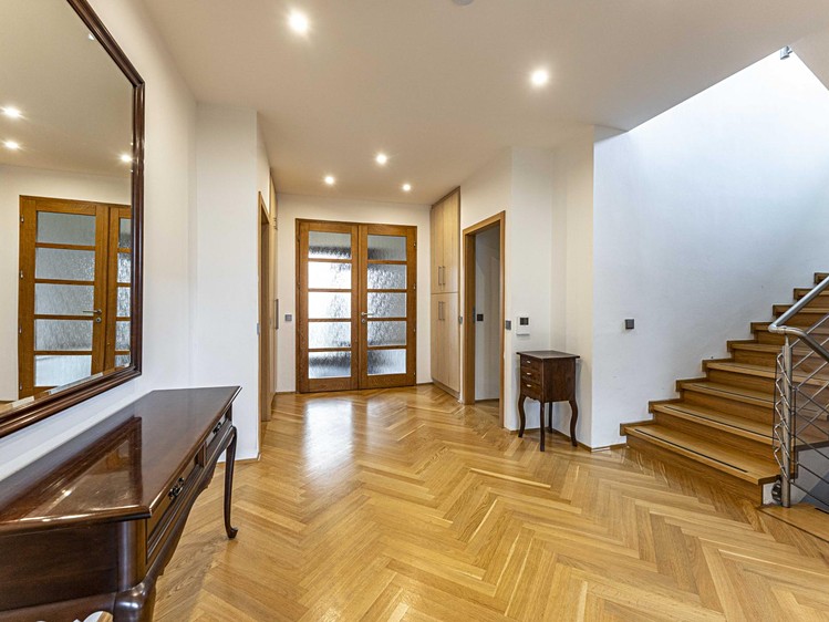 Pronájem  rodinného domu 350 m², pozemek 706 m² - foto 8