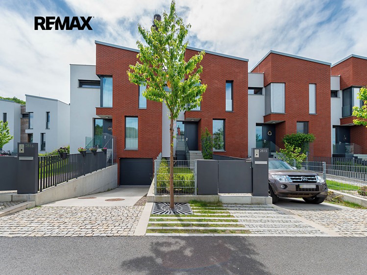 Pronájem rodinného domu 201 m², pozemek 197 m² - foto 2