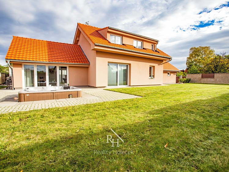 Pronájem rodinného domu 141 m², pozemek 810 m² - foto 1