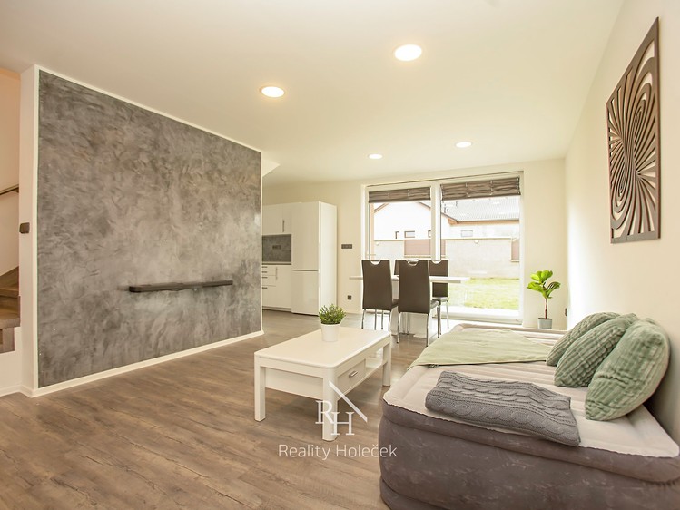 Pronájem rodinného domu 141 m², pozemek 810 m² - foto 2
