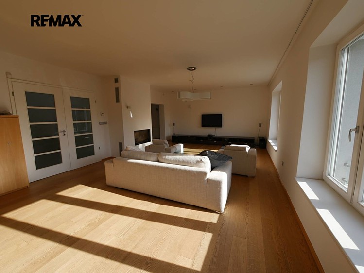 Pronájem rodinného domu 260 m², pozemek 699 m² - foto 3
