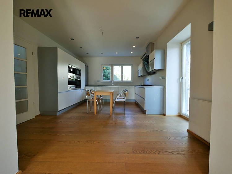 Pronájem rodinného domu 260 m², pozemek 699 m² - foto 2