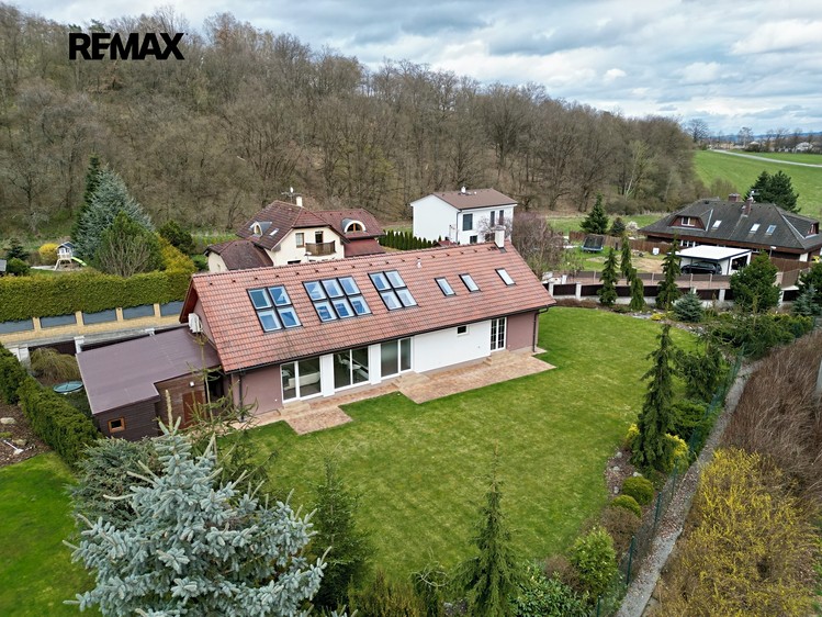 Pronájem rodinného domu 200 m², pozemek 1 241 m² - foto 1
