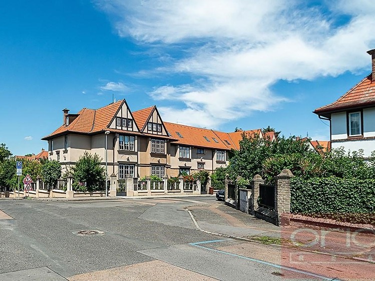 Pronájem rodinného domu 220 m², pozemek 390 m² - foto 1