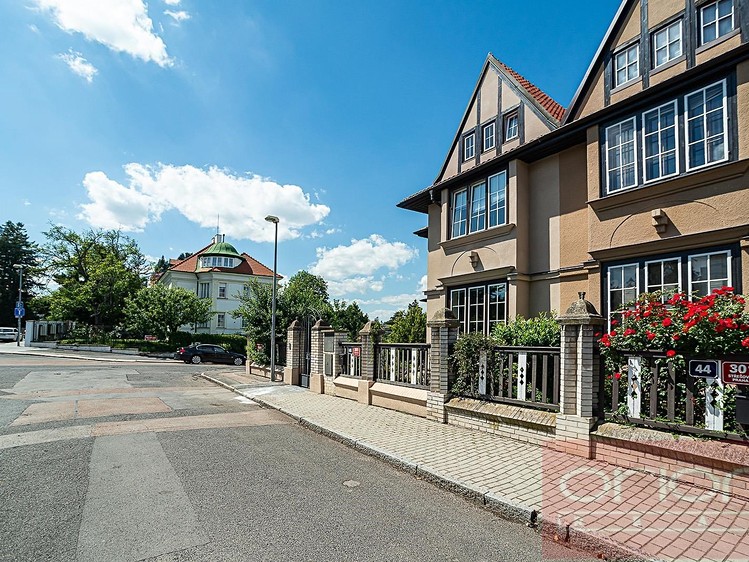 Pronájem rodinného domu 220 m², pozemek 390 m² - foto 2