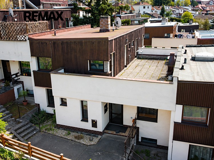 Pronájem rodinného domu 161 m², pozemek 295 m² - foto 1