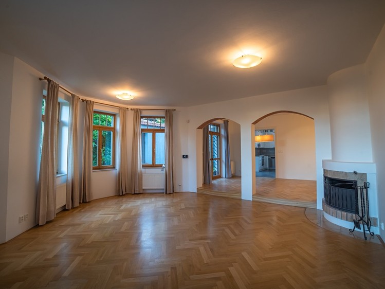 Pronájem rodinného domu 250 m², pozemek 606 m² - foto 4