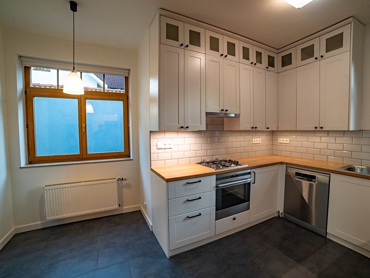 Pronájem rodinného domu 250 m², pozemek 606 m² - foto 7