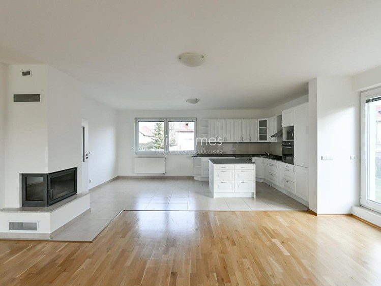 Pronájem vily 285 m², pozemek 1 177 m² - foto 1