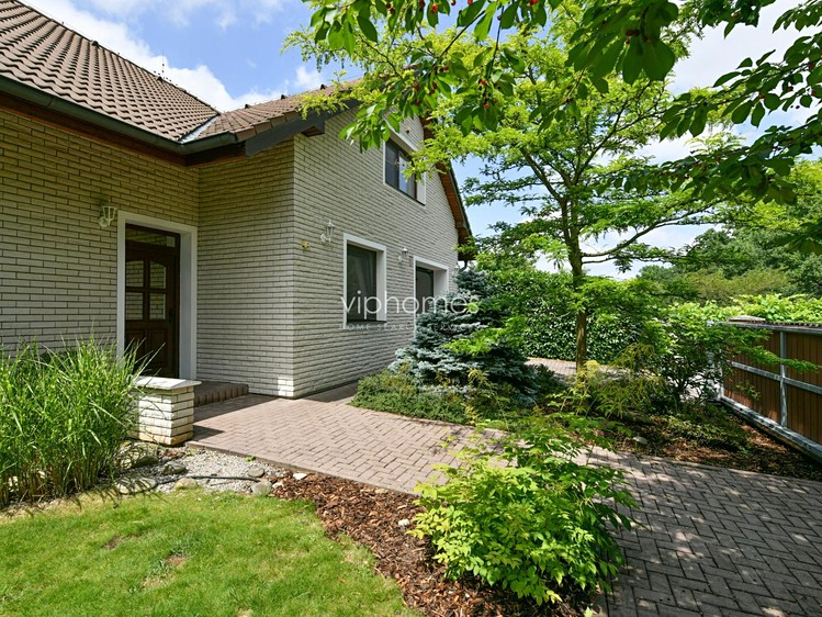 Pronájem vily 370 m², pozemek 890 m² - foto 1