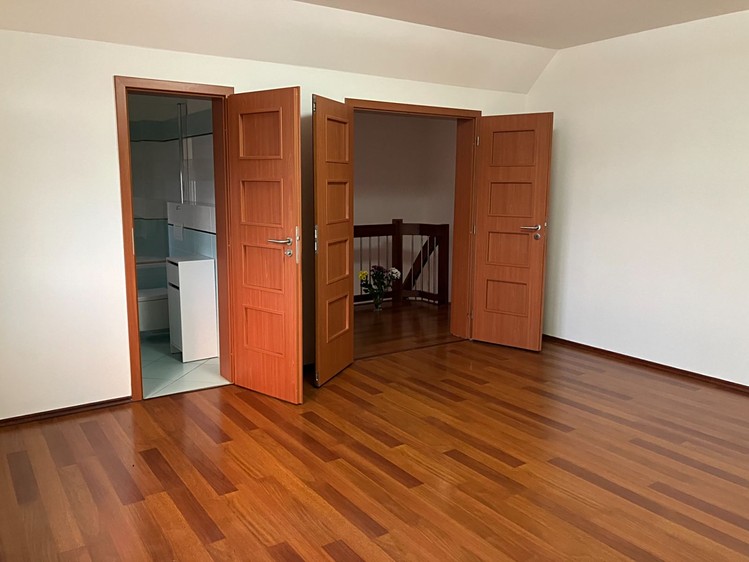 Pronájem rodinného domu 286 m², pozemek 447 m² - foto 8