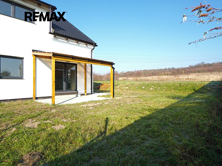 Pronájem rodinného domu 108 m², pozemek 527 m² - foto 2