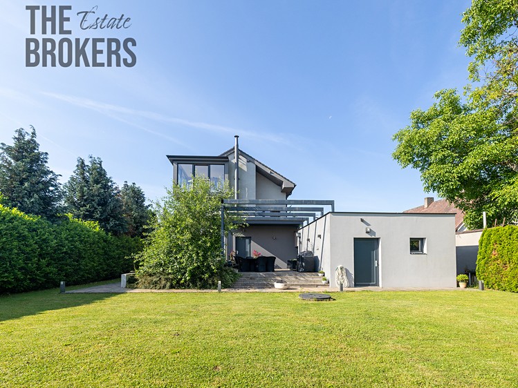 Pronájem rodinného domu 300 m², pozemek 858 m² - foto 1