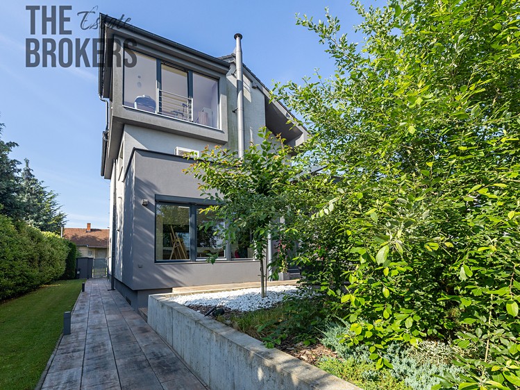 Pronájem rodinného domu 300 m², pozemek 858 m² - foto 2