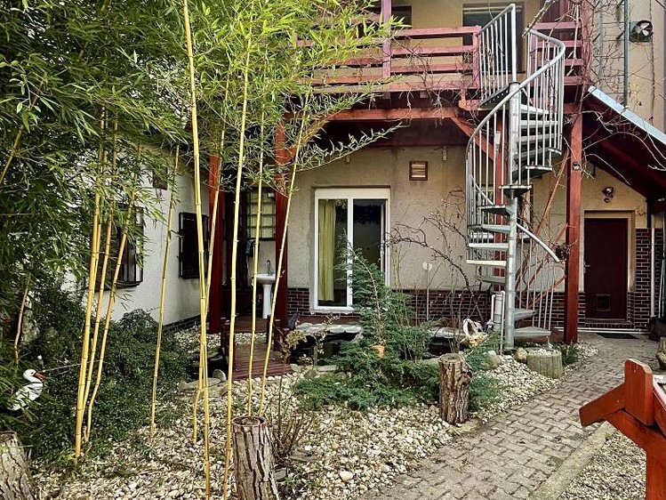 Pronájem rodinného domu 248 m², pozemek 100 m² - foto 1