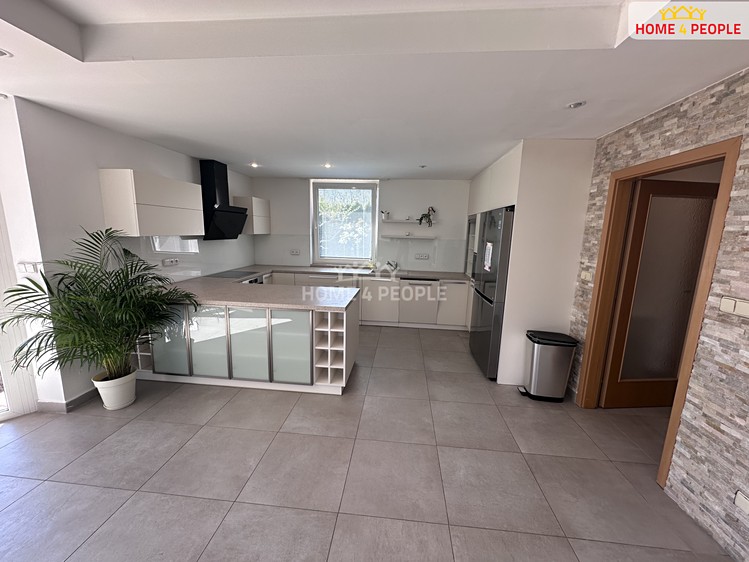 Pronájem rodinného domu 185 m², pozemek 983 m² - foto 2
