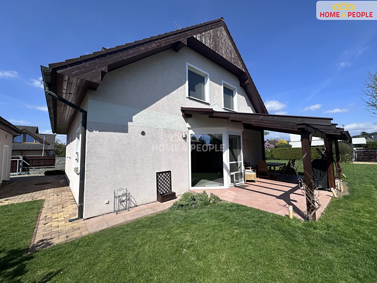 Pronájem rodinného domu 185 m², pozemek 983 m² - foto 1