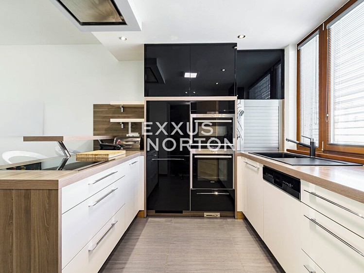 Pronájem rodinného domu 246 m², pozemek 500 m² - foto 2