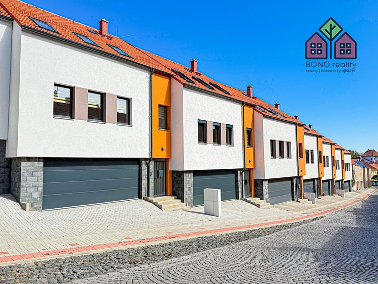 Pronájem rodinného domu 160 m², pozemek 308 m² - foto 2