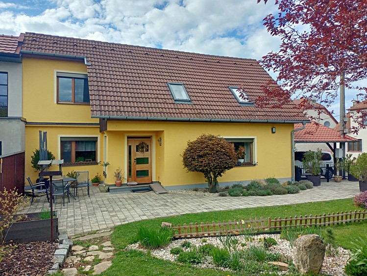 Pronájem rodinného domu 200 m², pozemek 766 m² - foto 1