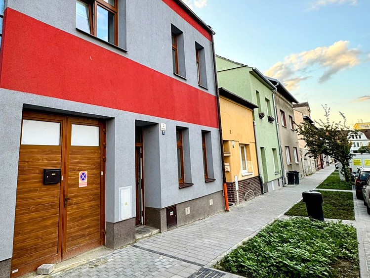 Pronájem rodinného domu 180 m², pozemek 201 m² - foto 1