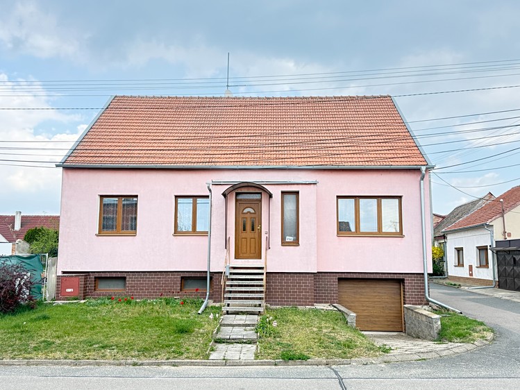 Pronájem rodinného domu 200 m², pozemek 357 m² - foto 1