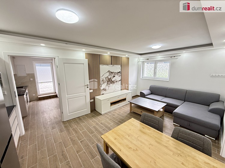 Pronájem rodinného domu 99 m², pozemek 528 m² - foto 1