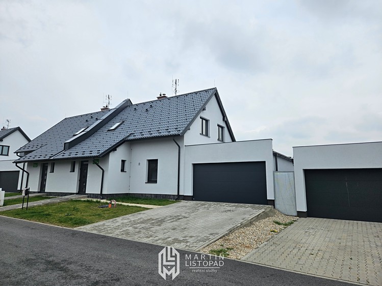 Pronájem rodinného domu 127 m², pozemek 385 m² - foto 1
