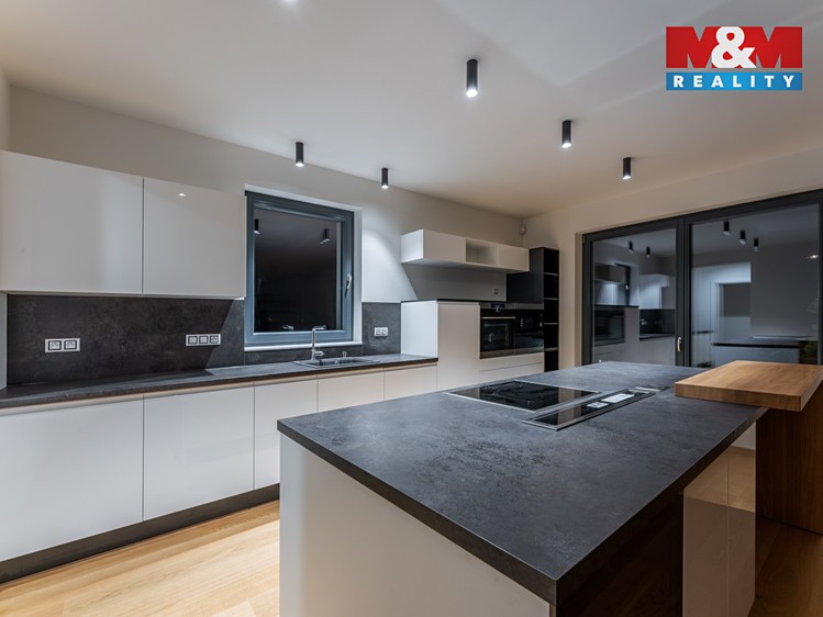 Pronájem rodinného domu 270 m², pozemek 721 m² - foto 2