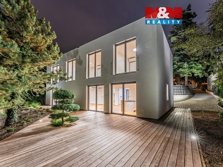 Pronájem rodinného domu 270 m², pozemek 721 m² - foto 1
