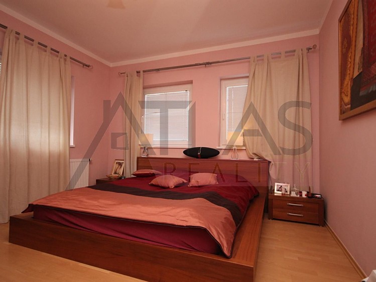 Pronájem rodinného domu 303 m², pozemek 1 000 m² - foto 8